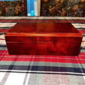 Elegant cedar cigar humidor with hygrometer and humidifier